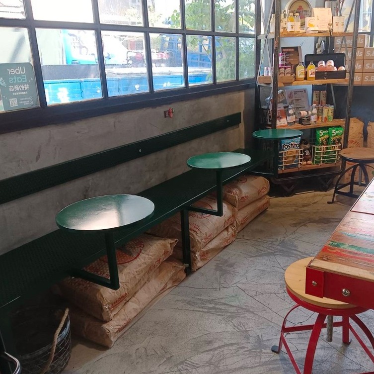 工業風等候椅、等候區休息座椅、公園椅、長條洞洞板椅子、工業風沖孔椅、傢俱、靠牆長凳、用餐桌椅