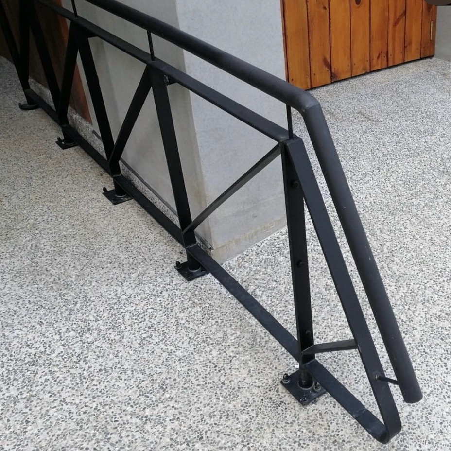 訂製防護欄、不銹鋼扶手、造型鐵製欄杆、戶外造型扶手