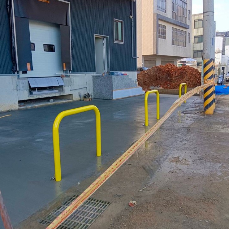 先安裝底孔套 或者地板洗孔  

ㄇ型可自由拆裝 

有鎖頭可將ㄇ型固定 

寬高階可訂製 管直徑加粗 高溫粉體塗裝 黃  