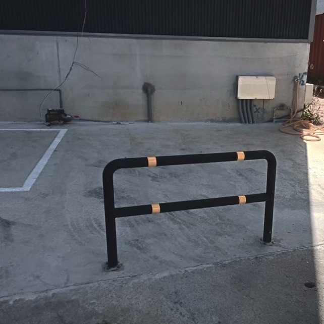 長度120高度70公分 反光貼紙 

固定螺絲每組共8個  膨脹螺絲 

管直徑粗 顏色質感霧黑 