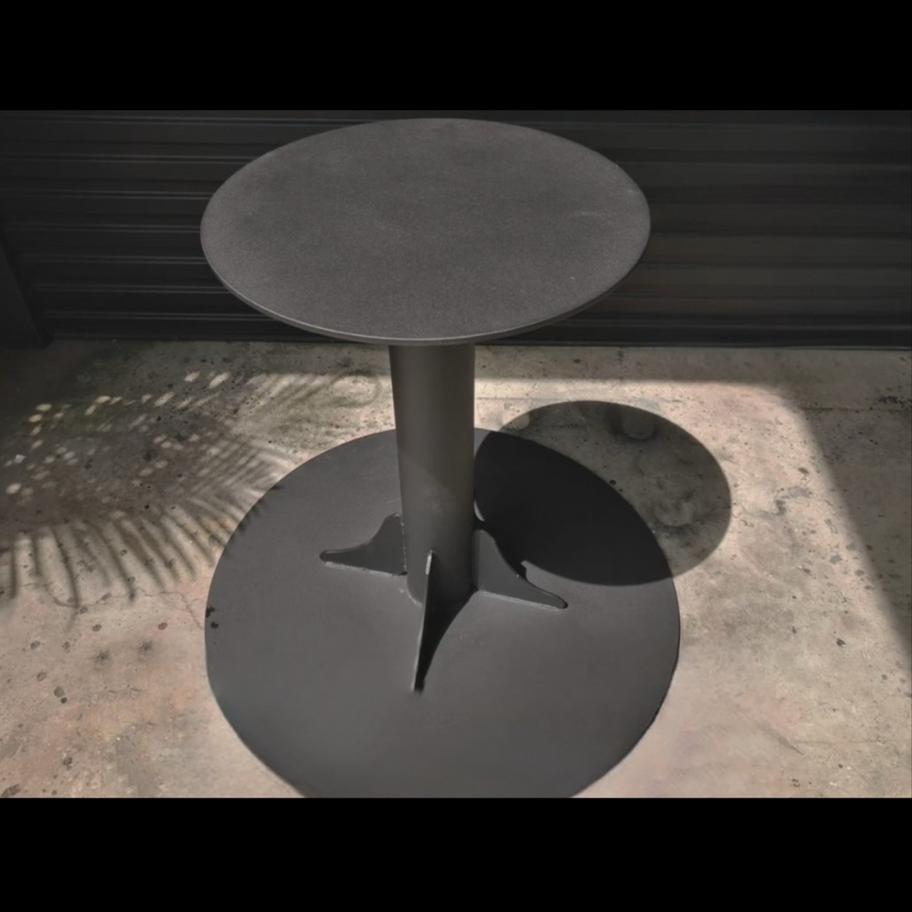 下單前請先確認有無現貨

可放重物 承受力150公斤 超粗鐵管 

底板圓80公分上方圓40公分總高75公分 

顏色 消光黑 可接受客製化尺寸  