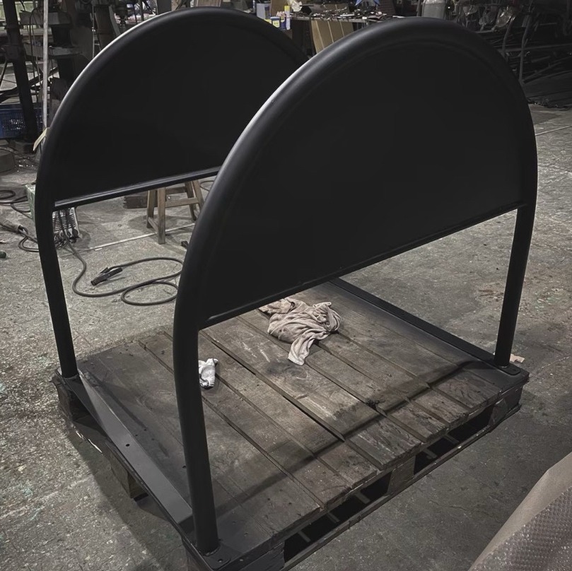 一體式特大巨型通道拒馬 圓弧型 
高度120 面寬140深度110公分 

無需組裝一體成形 拆開包裹即可馬上使用 

管直徑加粗握感更扎實 顏色消光霧黑質感升級
製作方式採用CO2熔接  
電弧與焊道熔池周圍罩以二氧化碳保護氣體的焊接方法
具有明弧抗裂性好，為自己的店面留一個通道