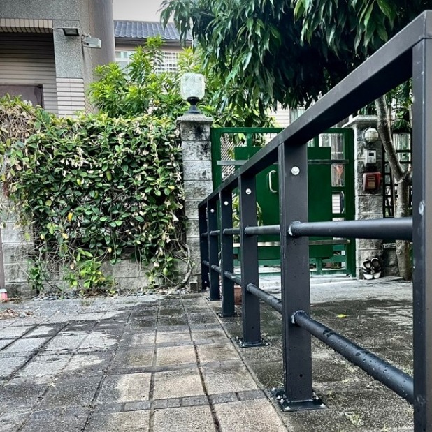 地板材質;不同螺絲不同 
每組高度80公分/寬度80公分/顏色消光黑 