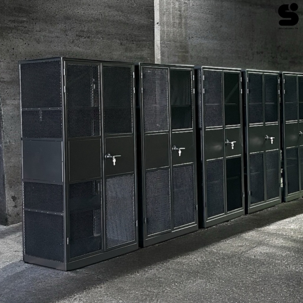 尺寸：高180 × 寬90 × 深60 cm，大容量收納空間

材質：高品質金屬網格，防鏽耐用

免組裝設計：一體成型，免螺絲、免工具，立即使用

工業風造型：黑色金屬網格，簡約俐落，百搭室內風格

多功能收納：可放衣物、鞋子、包包及生活雜物