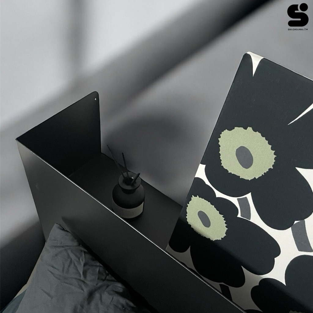 床頭櫃、金屬架、床邊架、金屬質感消光霧黑、置物平台、美化空間