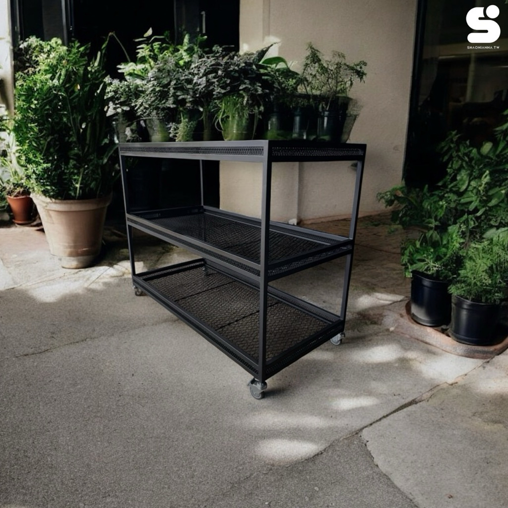 工業風消光黑網格推車架｜多功能收納與盆栽展示

本款推車架採用消光黑金屬網格設計，結構穩固耐用，兼具工業風格與生活實用性。多層網格平台可放置書籍、收納箱、居家用品或盆栽，搭配滑順腳輪，輕鬆移動，無論是居家、辦公或商用展場都非常適合。

產品規格：

