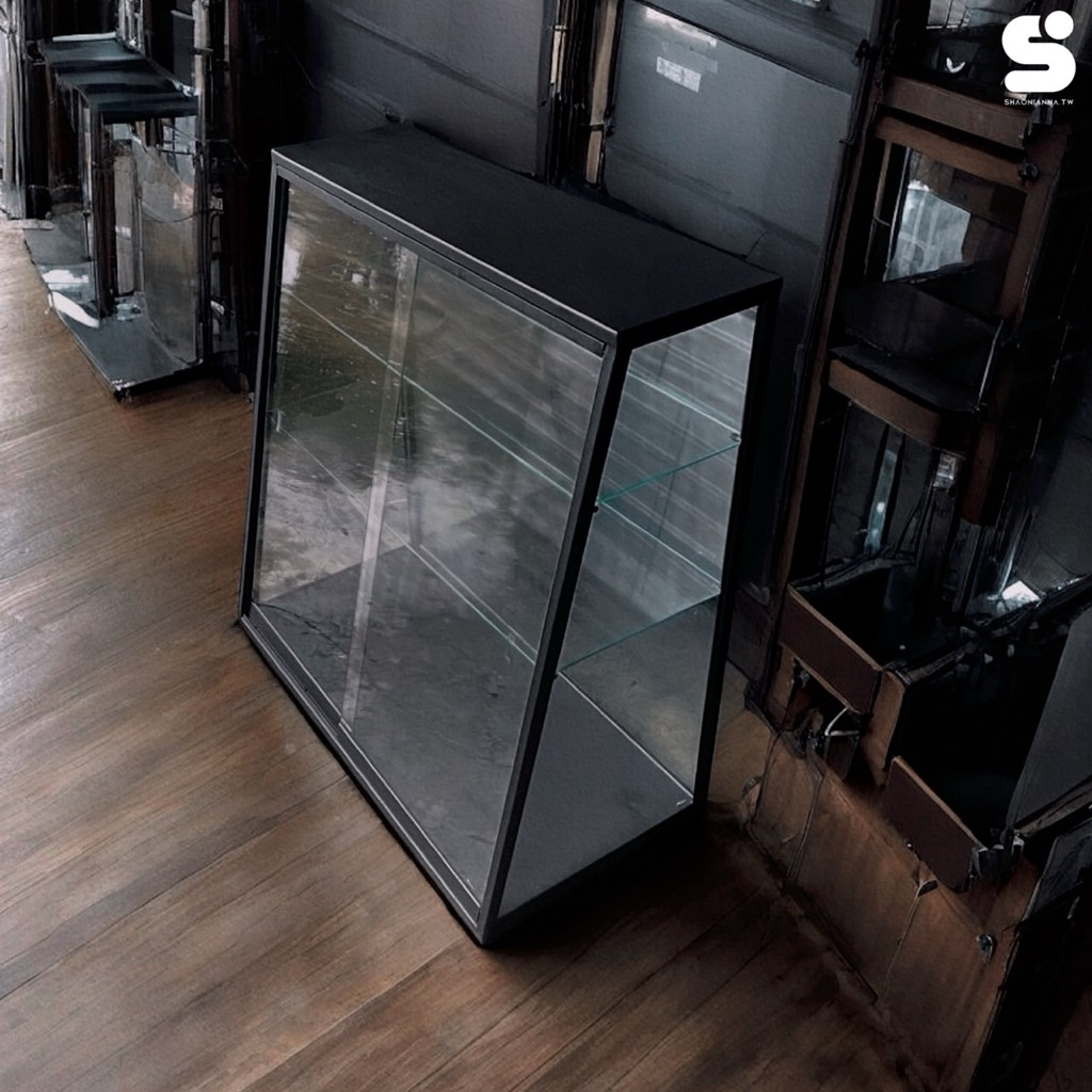 工業風霧黑鐵架強化玻璃收納展示櫃 90x45x95cm – 客廳書房多功能收納櫃、防塵耐重透明展示櫃