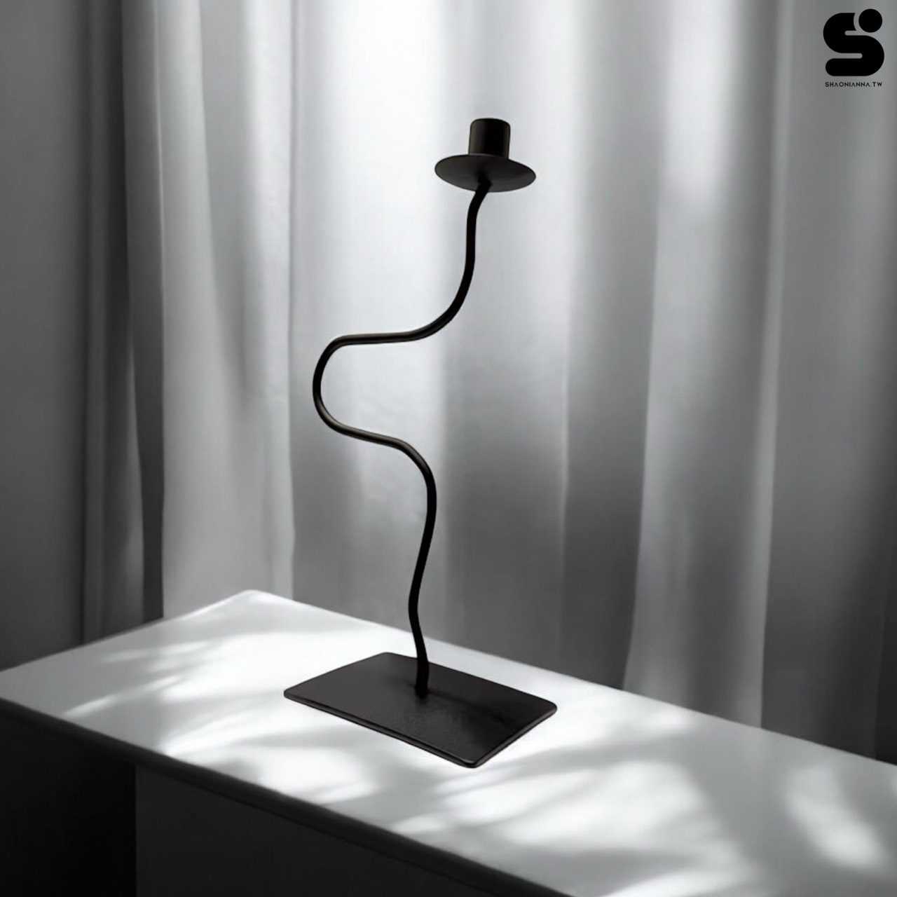 簡約現代，點亮生活氛圍

這款金屬燭台採用高品質金屬材質，線條俐落、造型簡約，無論放在餐桌、茶几或書桌上，都能為空間增添優雅氛圍。

材質：堅固金屬，耐用且質感佳

設計風格：現代簡約，百搭各種室內風格

用途多元：可擺放蠟燭、LED 燭燈，亦可作裝飾擺件

尺寸適中：輕巧桌面擺放，增添空間層次感

易清潔保養：金屬表面光滑，日常用布擦拭即可

