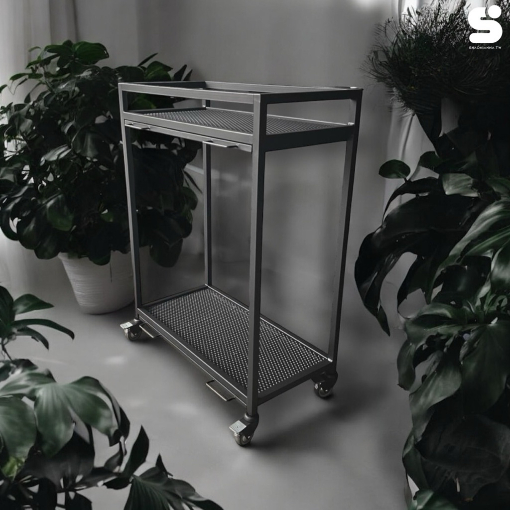 總高度達100公分，提供足夠空間來擺放植物或日常雜物，讓你的居家空間更具層次感。

尺寸規格： 70*40公分的雙層設計，充分利用空間，適合擺放各類物品或盆栽，讓你的空間變得更加整齊有序。

實用接水盤： 配備兩個水盤，有效避免水漏或弄濕桌面，讓養植植物不再成為麻煩。

堅固材質： 采用粉體烤漆消光霧黑表面處理，既耐用又能防止生鏽，還帶來現代簡約的美感。

靈活輪子設計： 配有四顆帶剎車的輪子，使移動更加便捷，並可鎖定位置，保持穩定性，無論是放在室內還是陽台都能輕鬆移動。