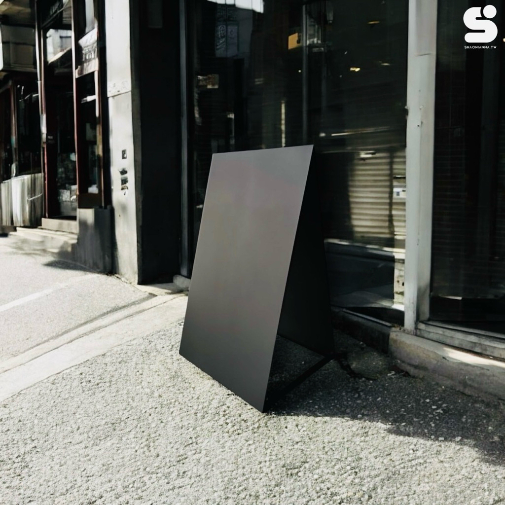 金屬展示三角牌專為商業展示而設計，擁有精緻的消光霧黑表面，提供耐用且專業的視覺效果。其尺寸為 面寬55公分 和 高度92.5公分，特大版面讓您的廣告和信息更加突出，無論是店內展示還是戶外促銷，都能輕鬆吸引顧客目光。