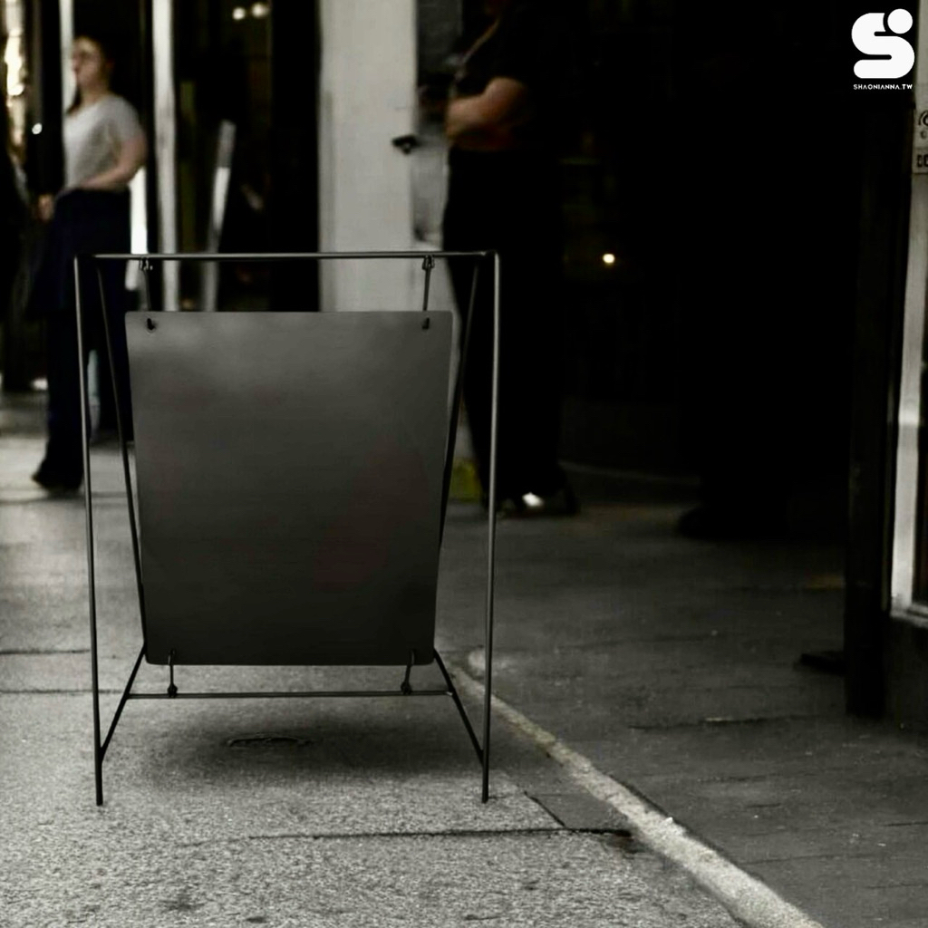 總高：80公分寬度：60公分

深度：43公分 板尺寸：60 x 50公分可拆卸設計：便於清潔與調整展示內容

無論是大規模商店還是小型店鋪，這款金屬招牌架的尺寸都能完美適配，節省空間的同時又不失展示效果。