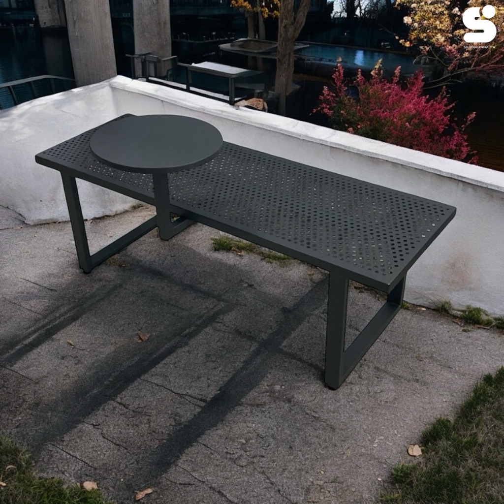 金屬洞洞椅圓形餐桌組以高溫粉體塗裝消光黑處理，外觀時尚耐用，完美融入現代家居。桌面尺寸為133x45公分，圓形桌板直徑35公分，椅子高度45公分，總高度70公分，提供舒適的用餐體驗。桌底設有4個可微調腳，讓桌子保持水平，適應不同地面。一體成型設計，不需另外組裝，輕鬆設置，既美觀又實用，適合家居、商業或休閒空間使用。