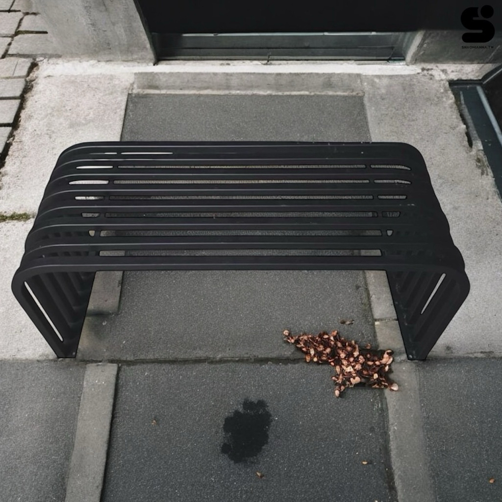 方管鐵框鐵椅採用一體成型設計，無需組裝，結構穩固，讓您輕鬆享受舒適座位。消光霧黑金屬塗裝使其外觀更加低調現代，無論是作為餐椅還是辦公椅，都能為空間增添獨特的工業風格。椅子尺寸為90x40x65公分，適合各種家庭、商業或辦公空間使用。簡約的線條設計與堅固的金屬框架結合，提供長時間使用的舒適性與耐用性，無論是放在餐廳、辦公室或咖啡廳，都能輕鬆搭配各種風格。