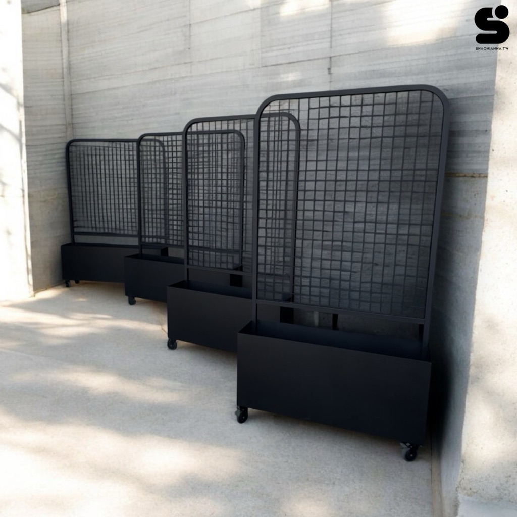 藤蔓架採用消光黑色金屬材質，展現獨特的工業風格，適合現代家居或商業空間。總高165公分，面寬90x30公分，底部設有50公分高的儲物箱，提供額外的收納空間。此架子一體成形設計，無需組裝，輕鬆即用。四個可調整輪子使其可以輕鬆移動，方便清理或調整擺放位置。無論是用來展示藤蔓植物、裝飾品，或作為空間分隔，都是理想選擇，完美提升家居或辦公空間的現代感。