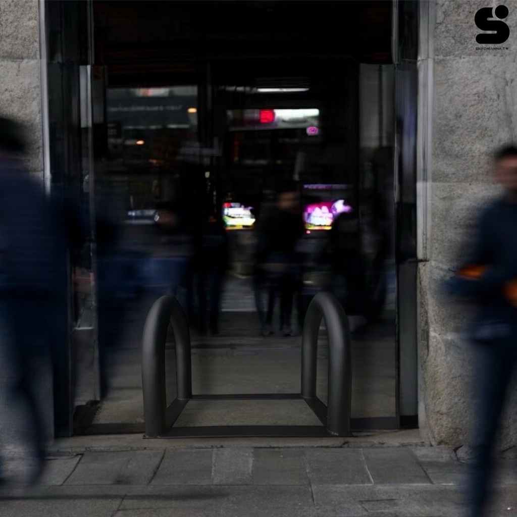 強化型設計：比一般拒馬更耐撞、更穩固

管徑直徑：10 公分（強度比常見款更高）

超大尺寸：

• 面寬 120 公分

• 高度 90 公分

• 深度 80公分

超級重量級：本體非常重，為提升穩定性與耐用度

需棧板配送：因重量大必須放置棧板配送（安全運送）

