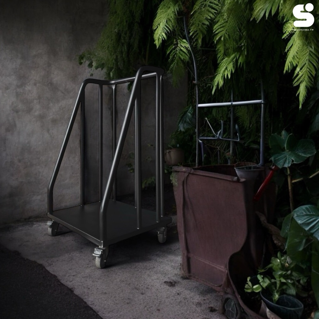 材質：鐵製

尺寸： 鐵板實內 50×50cm 總包外 55×52.5cm 總高 90cm

層數：單層餐盤推車 / 回收架

色：活動輪附剎車，消光霧黑

用途：餐盤收納、回收運送、多場合使用（餐廳、食堂、辦公室、咖啡廳）