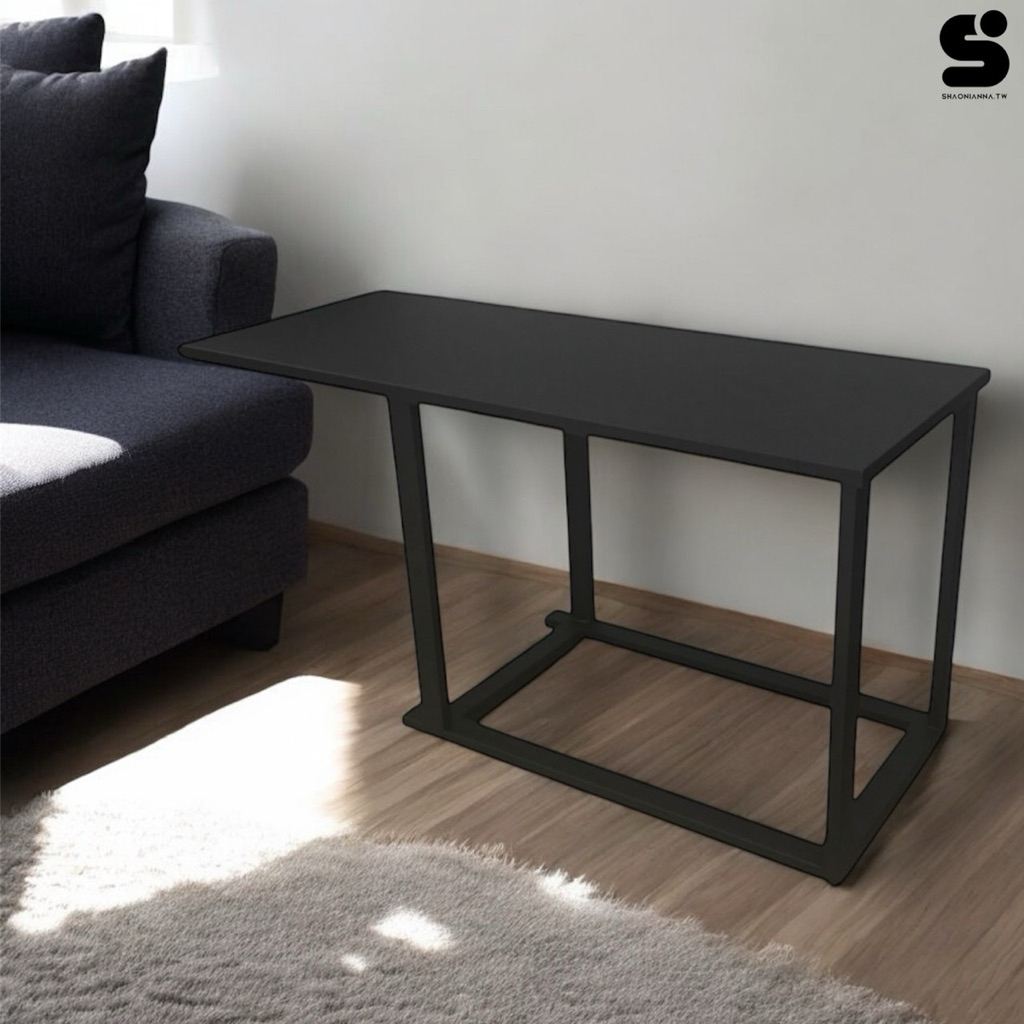 一體成形結構，穩固耐用、不晃動

免組裝設計，拆箱即可使用

大面寬 140cm，飲料、遙控器、筆電一次放

可調整腳墊，輕鬆微調水平，地面不平也OK

消光霧黑質感塗裝，耐看不反光，百搭居家風格

適合客廳、沙發旁、工作區、閱讀角落使用

尺寸：面寬 140 × 深 50 × 高 80 公分

顏色：消光霧黑

材質：鐵製

結構：一體成形

腳墊：可調整腳（微調水平）

組裝需求：無（免組裝）
