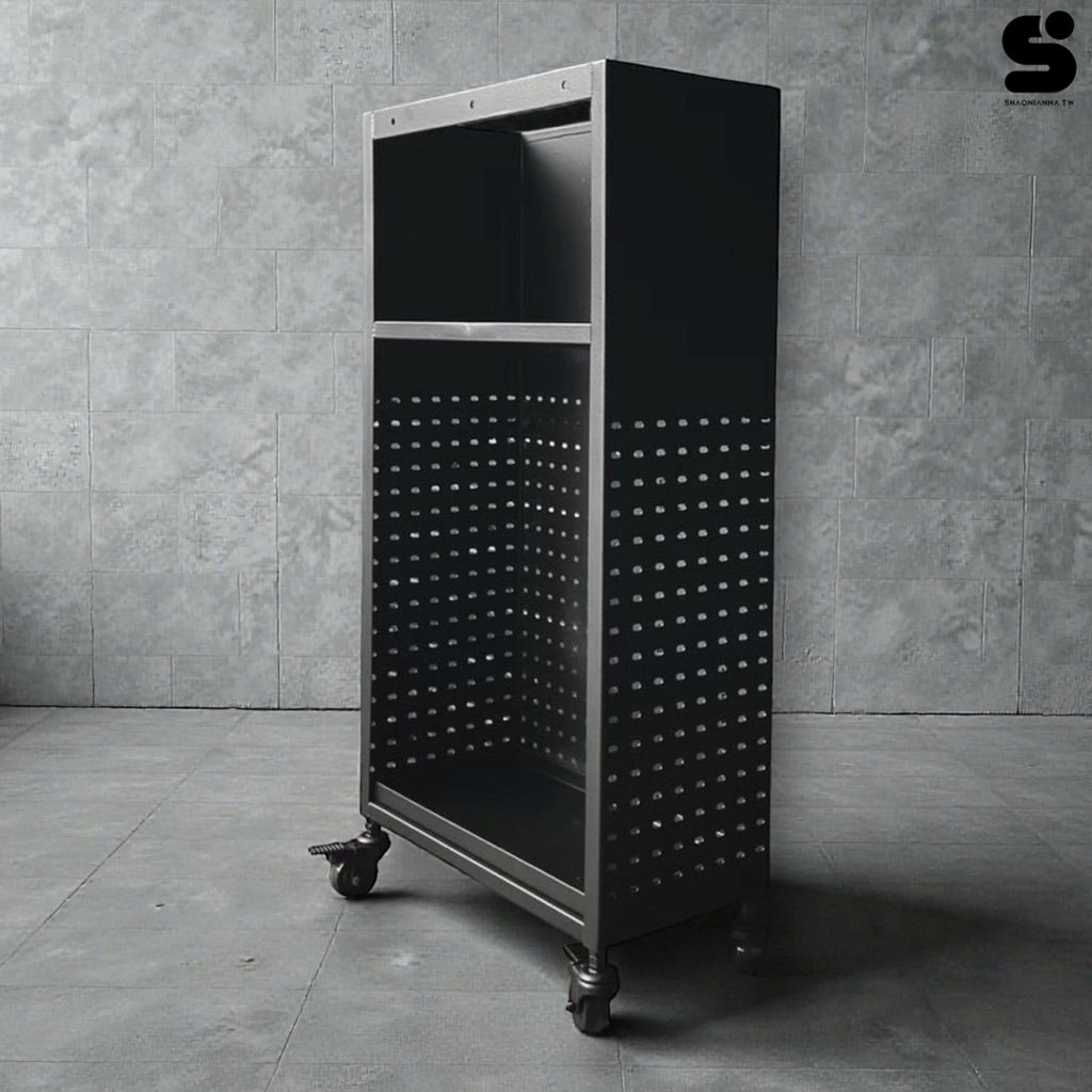 面寬 50 × 高度 80 × 深度 35 公分　附輪與活動式集水盤

採用金屬洞洞板結構，兼顧穩固性與良好通風排水效果，有效保持雨傘乾爽，維持入口區域整潔。整體以消光霧黑處理，線條簡約俐落，低調中展現專業質感，適合精品店、選物店、咖啡廳及各式商用場域。