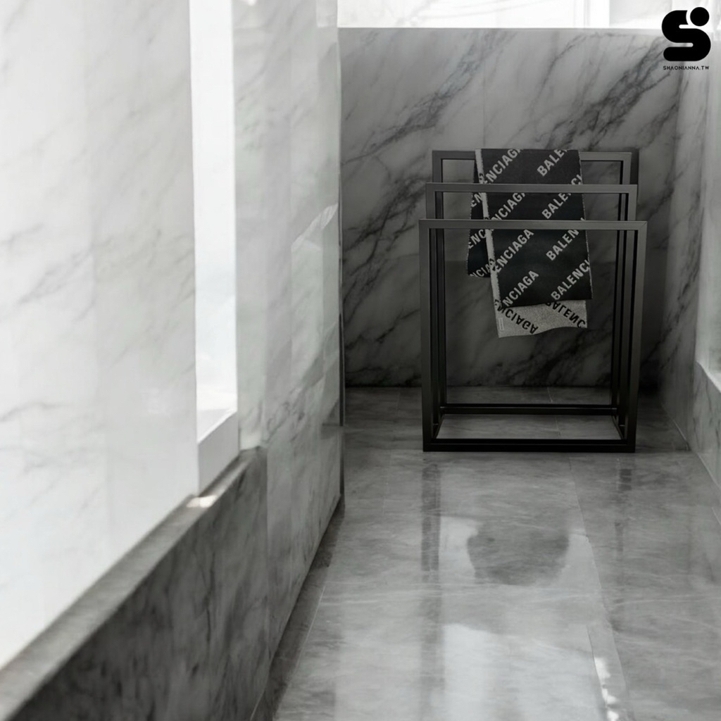 無需另外組裝，拆箱即可使用，結構穩固不晃動。現貨尺寸總高85.5公分，面寬60公分，深度20公分，三桿設計可同時吊掛毛巾或浴巾，通風好、曬乾快。簡約外型適合浴室、陽台或商用空間，兼具實用與耐用性。