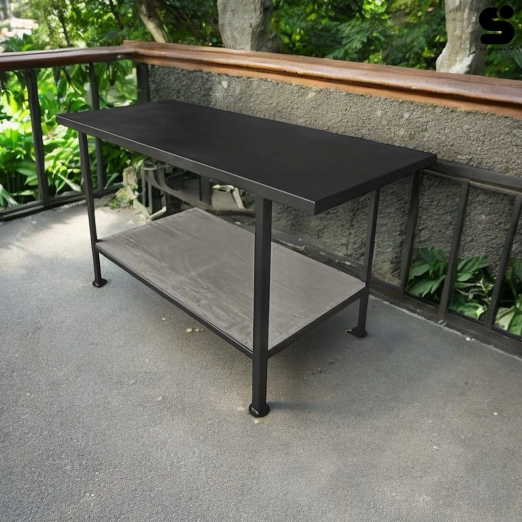 尺寸規格：長 163 × 深 72 × 高 88.5 公分

顏色：消光黑

層數設計：雙層設計

下層：高強度木板 上層：耐用鐵板

免組裝設計：開箱即可使用，省時省力

高承重結構：整體結構穩固，適合放置各類重型物品

分層收納更穩定：

建議 重物放置於底層、輕物放置於上層，可有效提升層架穩定性與使用安全性

耐用材質：適合長時間倉庫、工業或商用環境使用