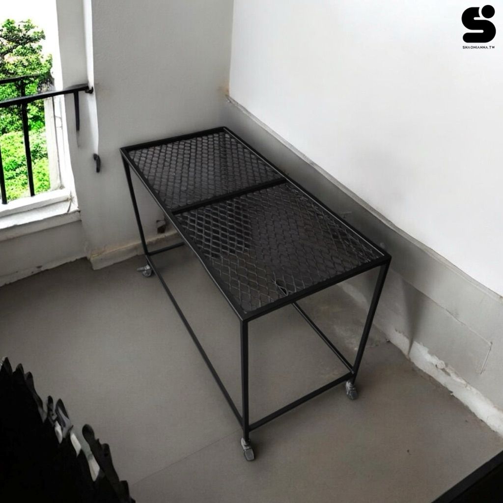 一體成型設計，免組裝即可使用，結構穩固耐用。桌面尺寸110x60公分，總高90公分，網格桌面方便放置工具或物品並保持通風。底部配輪子設計，可輕鬆移動至任何位置，提升工作與收納效率。多功能設計，適用於家庭、工作室、辦公室或工業環境，兼具實用性與現代工業風格。