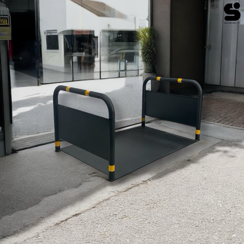 商品規格

尺寸：長 130 × 寬 90 × 高 100（公分）

結構：一體成型大型通道架

顏色：消光黑色

底板：金屬防滑板

特色：夜間反光貼紙，安全可見

一體成型：整體結構穩固，免組裝，抗風不晃動

夜間反光貼紙：提升夜間或低光環境可見度，安全可靠

底部金屬防滑板：防止滑動，保障貨物及通道安全

大型尺寸：長 130 × 寬 90 × 高 100 公分，提供充足通道空間

消光黑色：外觀低調耐看，適合各類工程或倉儲環境

適用範圍：貨物進出、工程現場、物流通道、倉儲管理