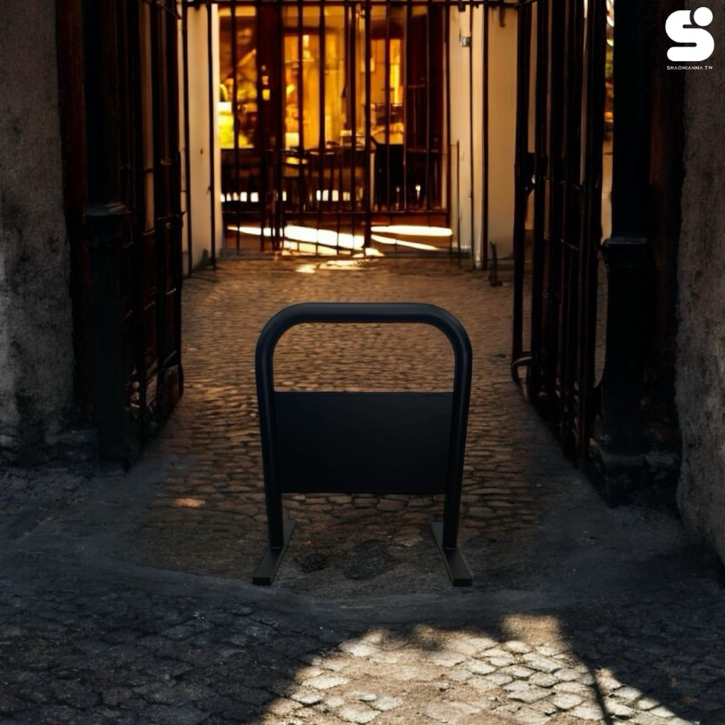 迷你小拒馬，採用消光霧黑鐵製材質，穩固耐用，適合放置於門口、停車場、店面入口或社區，作為簡易路障與交通告示用途。

本商品僅販售「架子本體」，不含任何告示紙或輸出內容。

小巧迷你設計，方便搬移，適合短期或長期使用，兼具實用與質感。