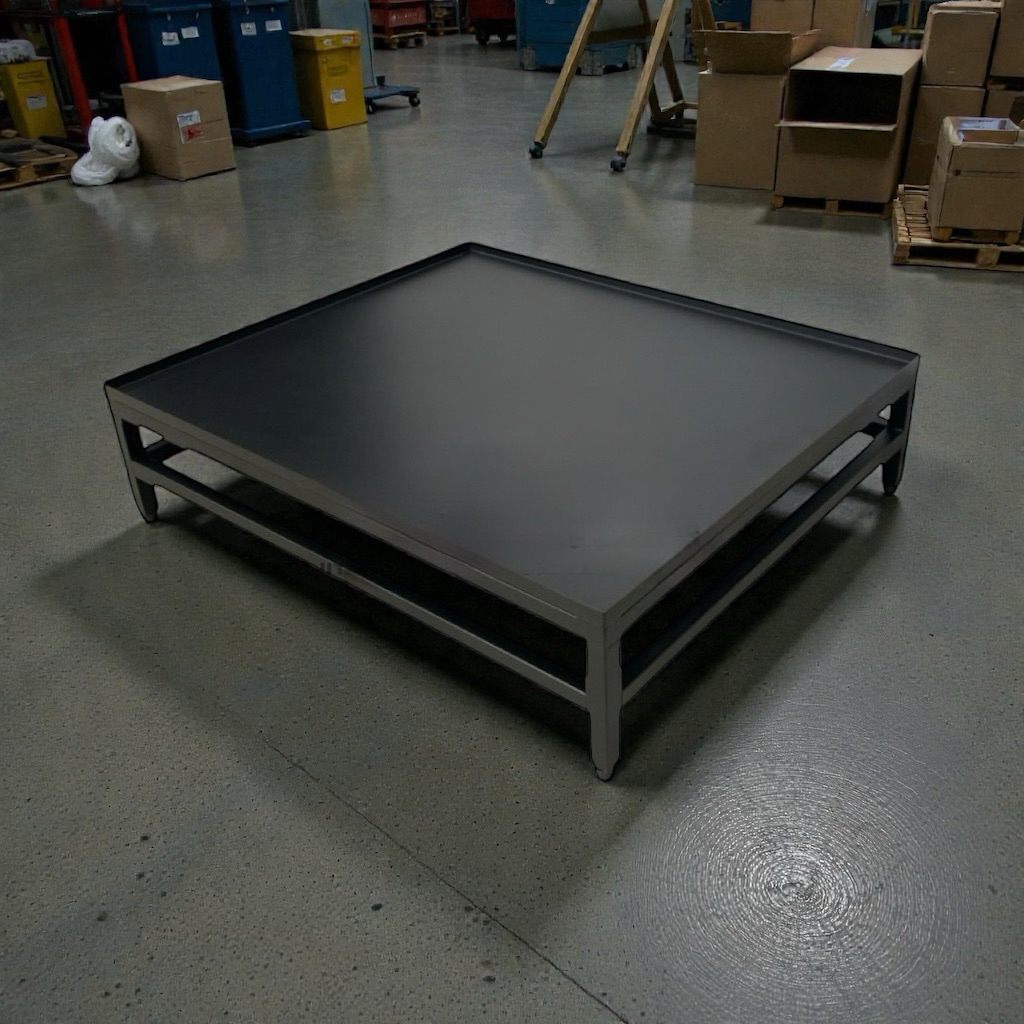 可微調高度：總高20公分底部 4 顆調整腳，可針對地面不平衡微調，保持穩定

寬敞承重：90×90 公分大面積設計，適合各種滾筒/雙筒洗衣機

防滑托架：底部防滑設計，減少洗衣機運轉震動

堅固耐用：鐵製結構或高強度合金材質（依版本可選）

簡易安裝：落地即可使用，無需複雜工具

適用場景

家用洗衣機（滾筒 / 雙筒）

商用洗衣機

洗衣間、浴室、陽台

工程或商場用大型洗衣設備