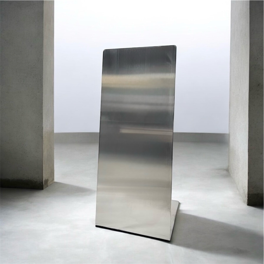 本商品為不鏽鋼立牌架（空架），採用耐候不鏽鋼材質製作，適合戶外長時間放置，不易生鏽、結構穩固。

牌面尺寸為 寬 25 × 高 70 公分，可自行放入告示、指示內容，不包含任何印刷或牌面圖稿，適合店面、社區、公共空間彈性使用