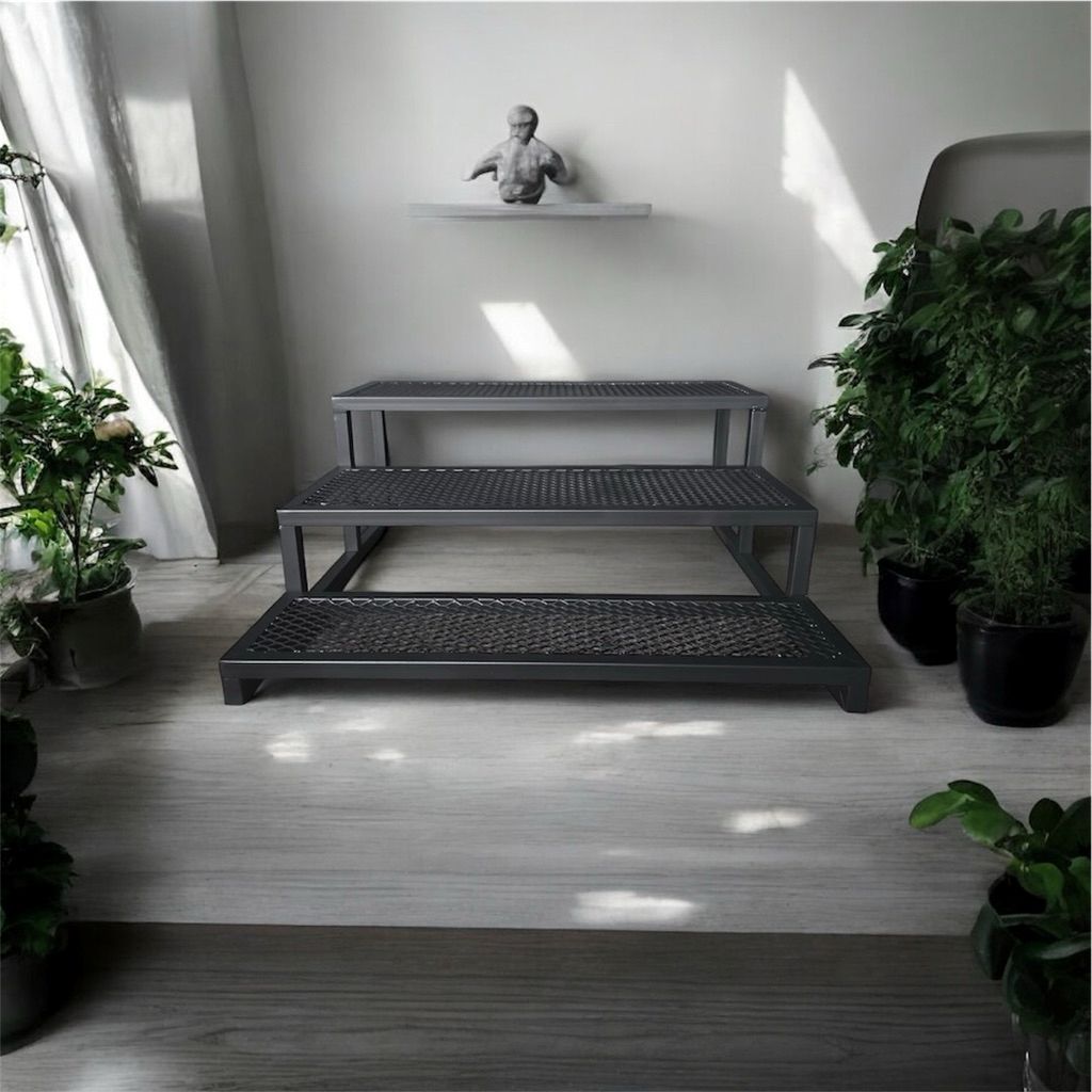 尺寸：面寬 65 × 深度 75 × 高度 50 cm

結構：三層階梯式設計

顏色：消光霧黑

用途：多肉植物、盆栽、植栽展示

關於物流 物流配送有他們的規則  

包裹配送流程有他們自己的流程 

通常都會抓2-3天到貨(不含假日)



若有急單也請下單之前告知!

下單後才告知一律就按照訂單順序出貨唷!

麻煩大家配合 謝謝.