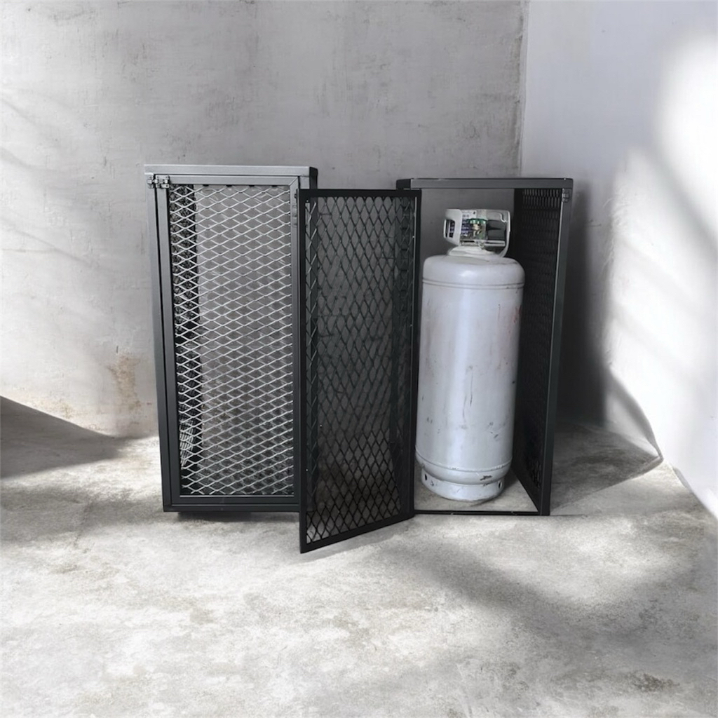 消光黑菱格網瓦斯桶金屬包覆架｜45×60×100cm｜20公斤桶可放｜高溫粉體塗裝

這款瓦斯桶金屬包覆架，結合耐用材質與時尚工業風設計，是瓦斯桶存放與保護的最佳選擇。

產品特色：

合適尺寸：底座 45×60 公分，總高度 100 公分，適用大多數家庭或餐飲用瓦斯桶。

高質感外觀：消光黑金屬表面搭配菱格網設計，低調又現代，增添空間美感。

耐用塗裝：採高溫粉體塗裝，防鏽、防腐蝕，耐候性佳，使用壽命長。

通風透氣：菱格網設計，確保瓦斯桶周圍良好通風，使用更安心。