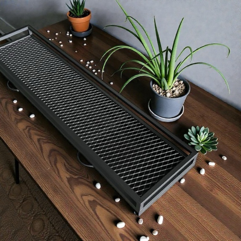 全金屬材質製作，結構穩固耐用，搭配大容量設計，可一次放置多盆盆栽，無論是多肉植物、觀葉植物或香草植栽，都能輕鬆收納，讓桌面瞬間變得乾淨有質感。

