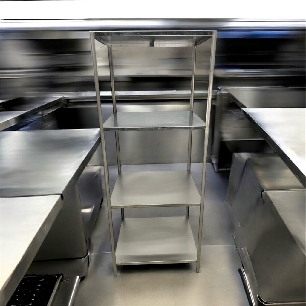 採用一體成型結構設計，堅固耐用、不易變形，適合高強度商用環境使用。材質可直接接觸水源，防鏽、防潮，清洗便利，符合中央廚房、團膳、餐飲後場等衛生需求。

層架尺寸為 65×65cm，總高 180cm，四層收納空間充足，可有效分類擺放食材、器具或備品