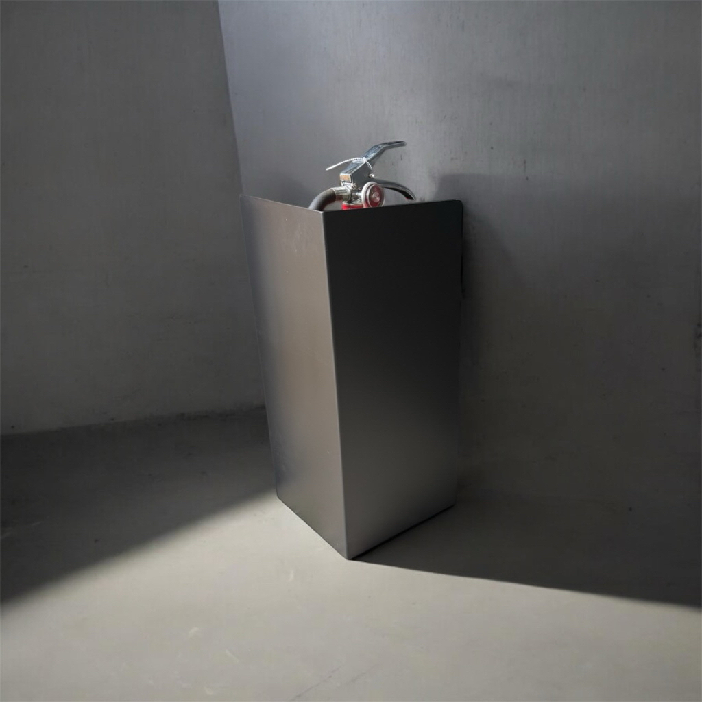 以簡約俐落的設計，讓必要的消防設備也能融入室內空間美感。採用金屬材質製作，結構穩固耐用，搭配消光霧黑烤漆，低調不反光，適合各式商業與公共室內空間。

尺寸：22.3 × 22.3 × 總高 50（cm）

材質：金屬

顏色：消光霧黑

適用空間：室內（辦公室、商場、飯店、公共空間等）

有效遮蔽滅火器外觀，同時保有辨識與取用便利性，兼顧安全與整體空間質感。