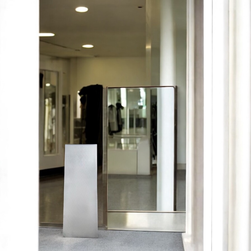 【產品規格】

✔ 面寬：25 cm

✔ 高度：70 cm

✔ 材質：金屬

✔ 顏色：霧黑

✔ 形式：落地式



【產品特色】

✔ 金屬結構，穩固不易傾倒

✔ 工業風簡約設計，適合商用空間

✔ 表面霧黑處理，低調耐看

✔ 可依需求客製尺寸與樣式



【適用場所】

✔ 店面入口

✔ 百貨 / 商場

✔ 展覽 / 活動空間

✔ 辦公室 / 商業空間



【客製說明】

✔ 尺寸、顏色可客製

✔ 大量訂購歡迎聊聊報價



【注意事項】

✔ 商用訂製商品，下單前請先聊聊確認規格