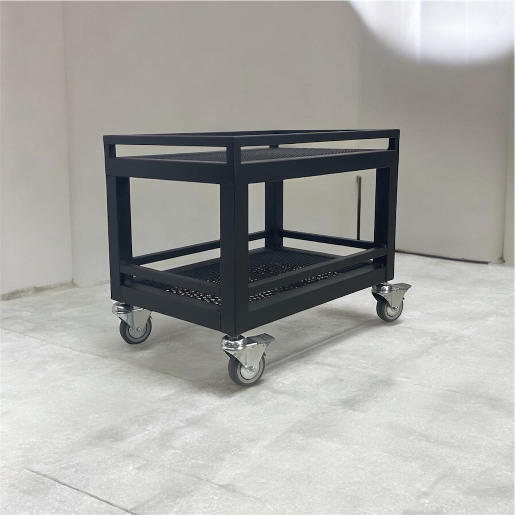 穩固耐用、靈活好推的雙層金屬推車，採用網格層板＋四輪全剎車設計，不論是工作室、商用空間或設備收納，都能輕鬆應付。

