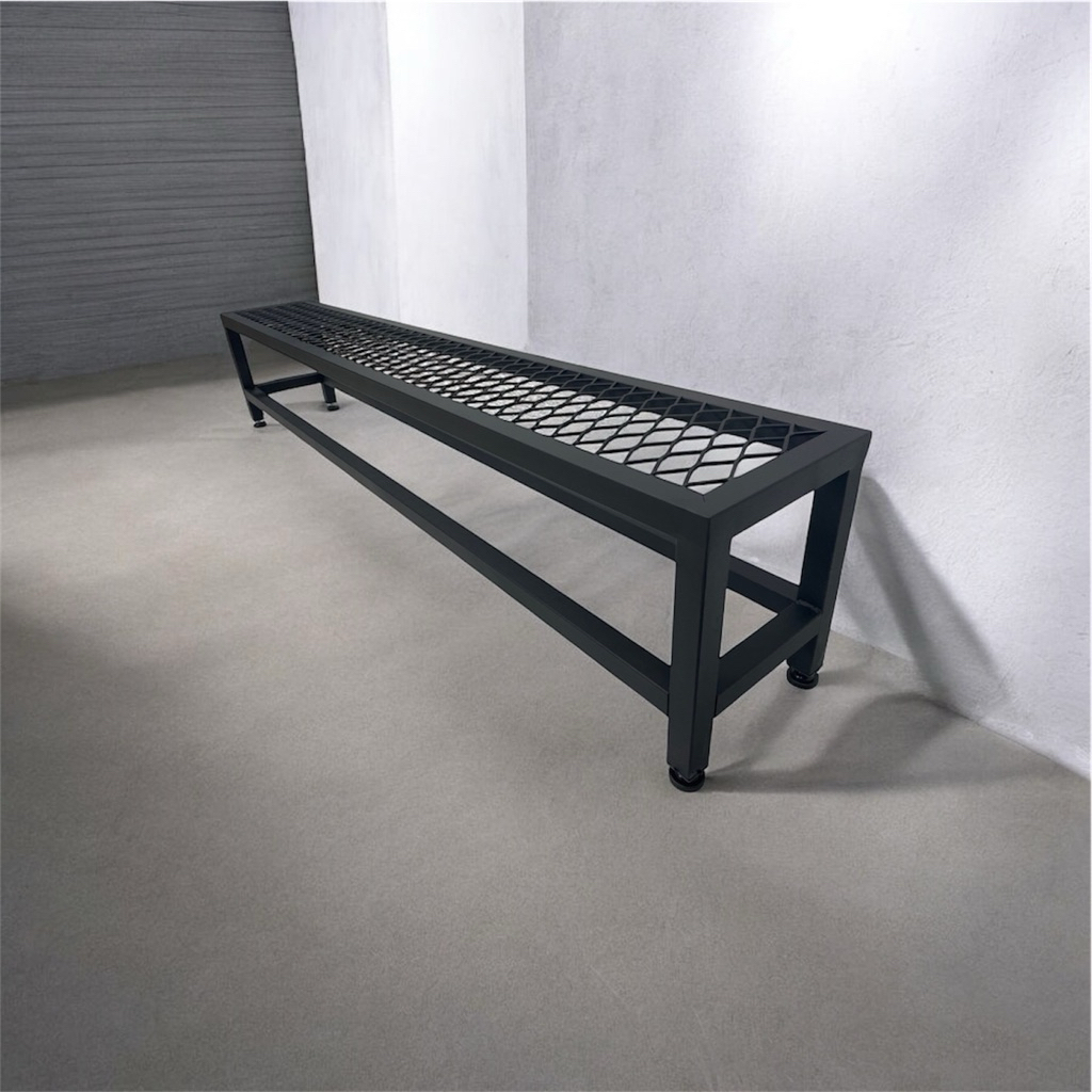 盆栽長期放在地面，最怕積水、悶濕導致爛根。

本款【鐵製盆栽置物網架】採用高架網格設計，讓盆底通風、排水順暢，有效隔離地面濕氣，延長植物壽命。

底部附有可調整腳座，即使地面不平也能微調水平，擺放更穩固。



