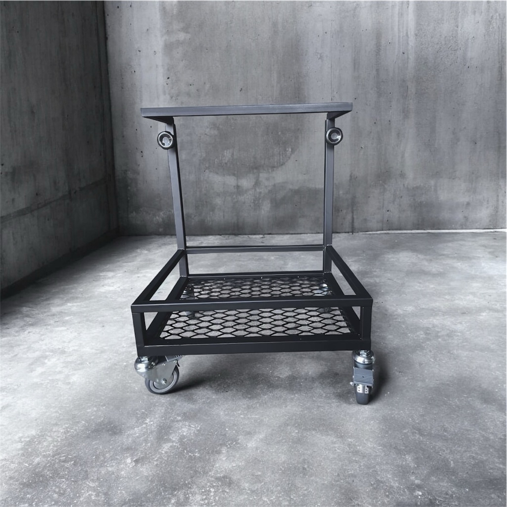 桌上型塊根植物展示架（附輪設計）

材質： 鐵製

表面處理： 粉體烤漆

顏色： 消光黑

尺寸寬 50 cm 深 38 cm

高 50 cm（含輪）

結構： 網板平台＋固定燈架結構

輪子： 工業輪設計，含煞車輪

