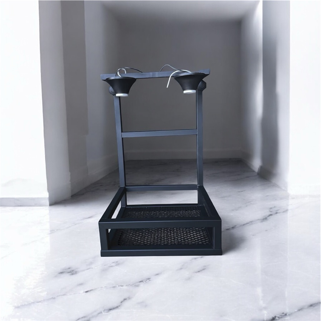 桌上型塊根植物展示架（不含燈）

材質： 鐵製

表面處理： 粉體烤漆

顏色： 消光黑砂

尺寸：

寬 40 cm

深 40 cm

高 50～60 cm（燈架可調約 10 cm）

