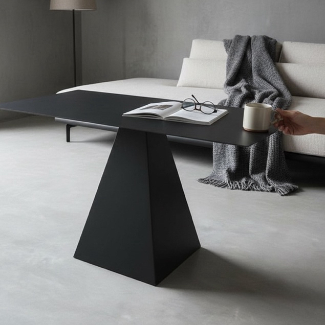 桌面尺寸為120x60公分，總高65公分，提供穩固舒適的使用高度。桌腳採用立體支撐設計，結構穩固耐用，不易晃動。簡約工業風外觀，適合家用餐桌、辦公桌或咖啡桌，既實用又具現代感，完美融入各種空間裝潢風格。