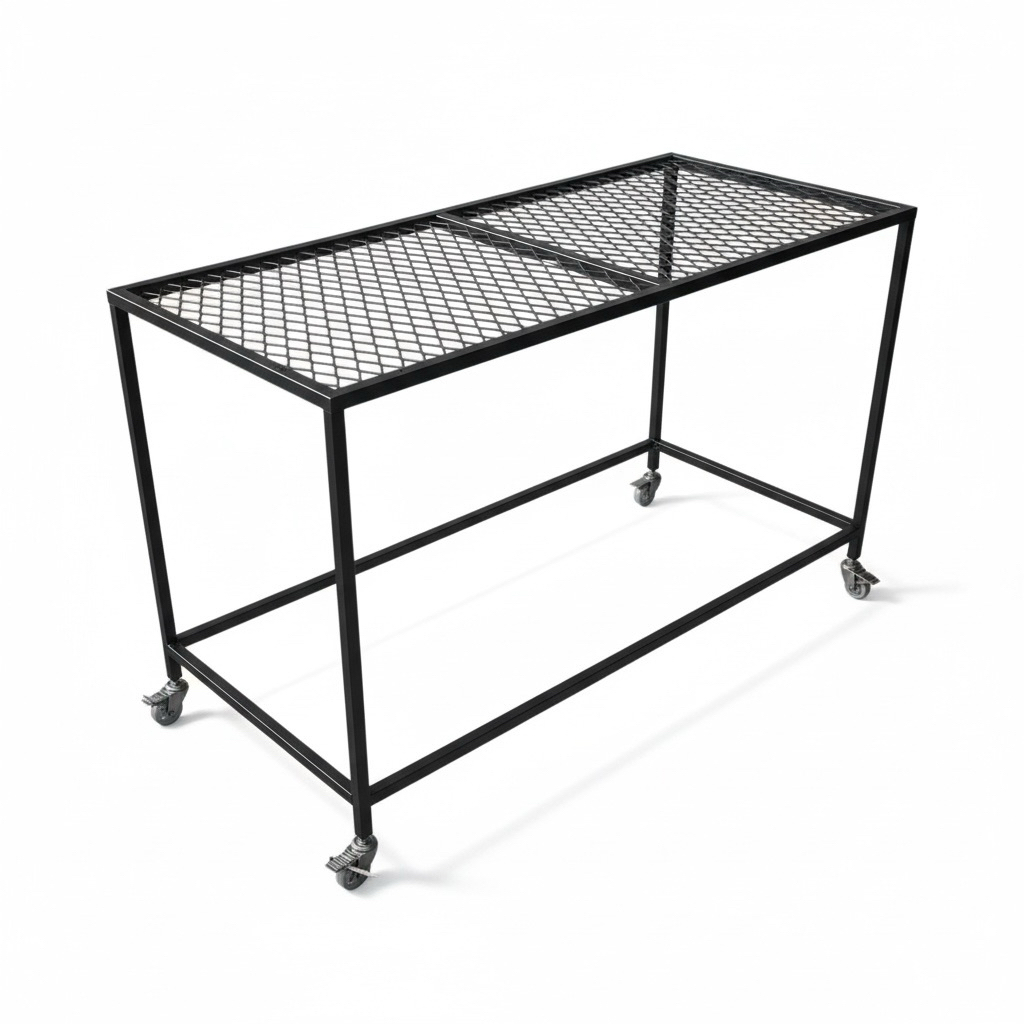 一體成型設計，免組裝即可使用，結構穩固耐用。桌面尺寸110x60公分，總高90公分，網格桌面方便放置工具或物品並保持通風。底部配輪子設計，可輕鬆移動至任何位置，提升工作與收納效率。多功能設計，適用於家庭、工作室、辦公室或工業環境，兼具實用性與現代工業風格。