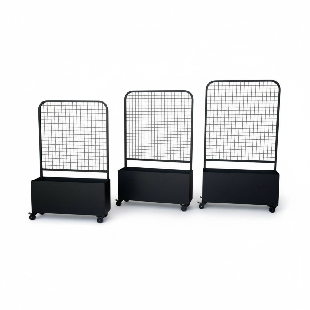 藤蔓架採用消光黑色金屬材質，展現獨特的工業風格，適合現代家居或商業空間。總高165公分，面寬90x30公分，底部設有50公分高的儲物箱，提供額外的收納空間。此架子一體成形設計，無需組裝，輕鬆即用。四個可調整輪子使其可以輕鬆移動，方便清理或調整擺放位置。無論是用來展示藤蔓植物、裝飾品，或作為空間分隔，都是理想選擇，完美提升家居或辦公空間的現代感。