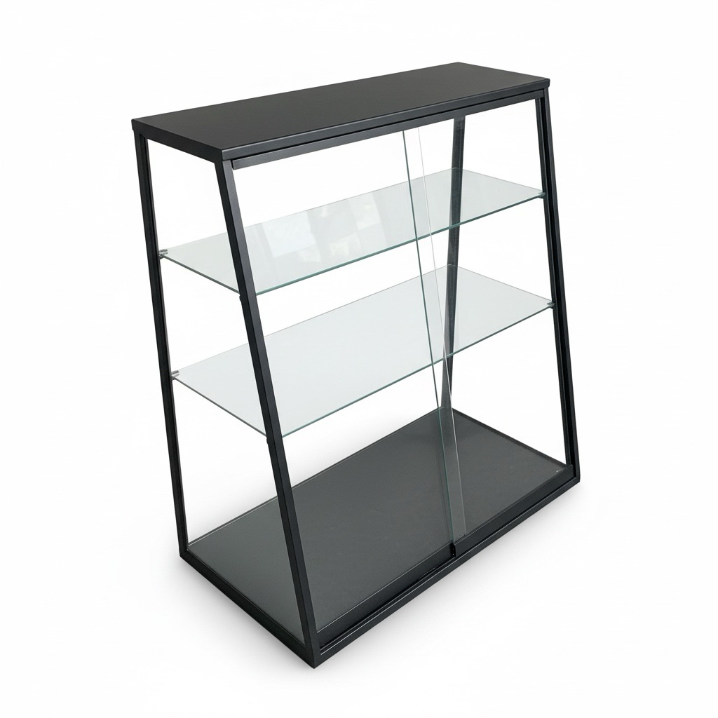 材質：5mm強化玻璃 + 消光霧黑鐵架

尺寸：面寬90cm × 深45cm × 高95cm

用途：收納與展示多功能櫃

風格：現代簡約/工業風

特色：耐重、耐用、透明展示、美觀大方

採用強化玻璃，耐衝擊、耐熱，安全性高（破裂呈顆粒狀）。