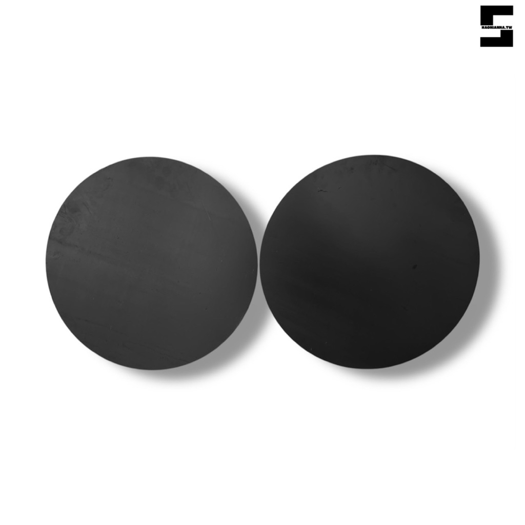 商品規格

材質：黑鐵

直徑：約 45 公分

厚度：約 2 mm

表面處理：粉體烤漆｜消光黑

款式：圓形鐵板

粉體烤漆處理，表面質感細緻，耐用不易掉漆

邊緣留有 小孔（烤漆吊掛用），非瑕疵，介意者請勿下單

