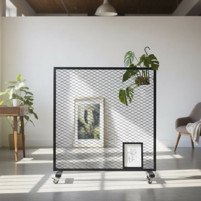 整體採用鐵件結構搭配鐵網設計，保有視覺通透性，不影響採光，同時具備良好承重與穩定度。底部配置 4 顆工業用輪子，可輕鬆移動空間配置，適合辦公室、工作室、門市、市集、展場使用。
