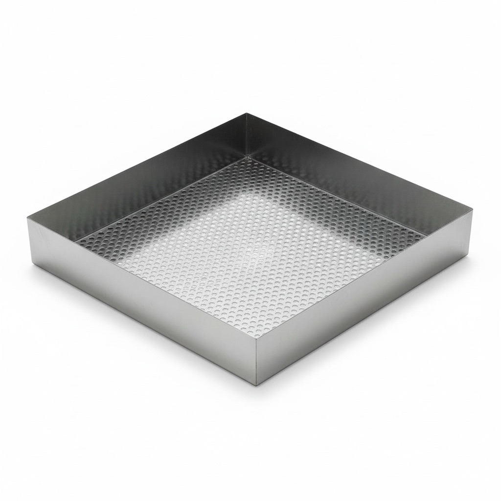 採用全白鐵304不鏽鋼材質製成，耐腐蝕、不生鏽，堅固耐用，適合長期接觸水與食材使用。底部搭配均勻5mm孔徑立體洞洞板設計，排水快速不卡水，有效保持食材乾爽衛生。

✨ 產品特色

✔ 304不鏽鋼材質｜防鏽耐用、食品接觸安心



✔ 立體孔洞設計｜瀝水快、不積水



✔ 厚實鋼板結構｜不易變形



✔ 邊角平滑處理｜使用安全不刮手



✔ 多用途使用｜洗菜、瀝水、備料、退冰皆適合

