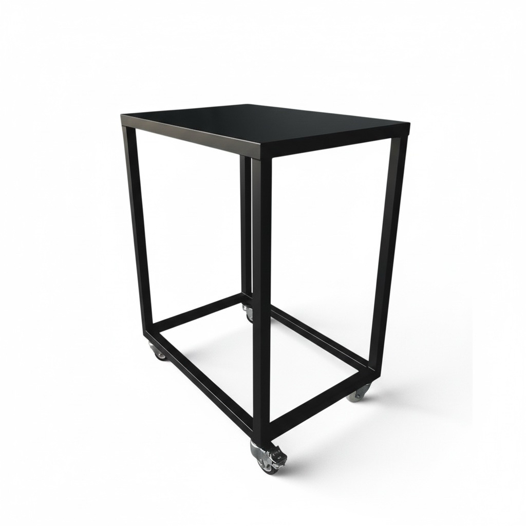 桌面尺寸：長 60 × 寬 40 公分

總高度（含輪）：75 公分

桌框管材：方管鐵件（厚實結構）

輪子：4 顆萬向輪（4顆含剎車）

材質：鐵製

表面處理：粉體烤漆 消光黑

結構：焊接成型，穩定不晃

是否需組裝：否（到貨即可使用）

搭配四顆工業用輪組（含剎車），可自由移動並穩定定位，

適合各種商業空間、工作室或居家使用。

