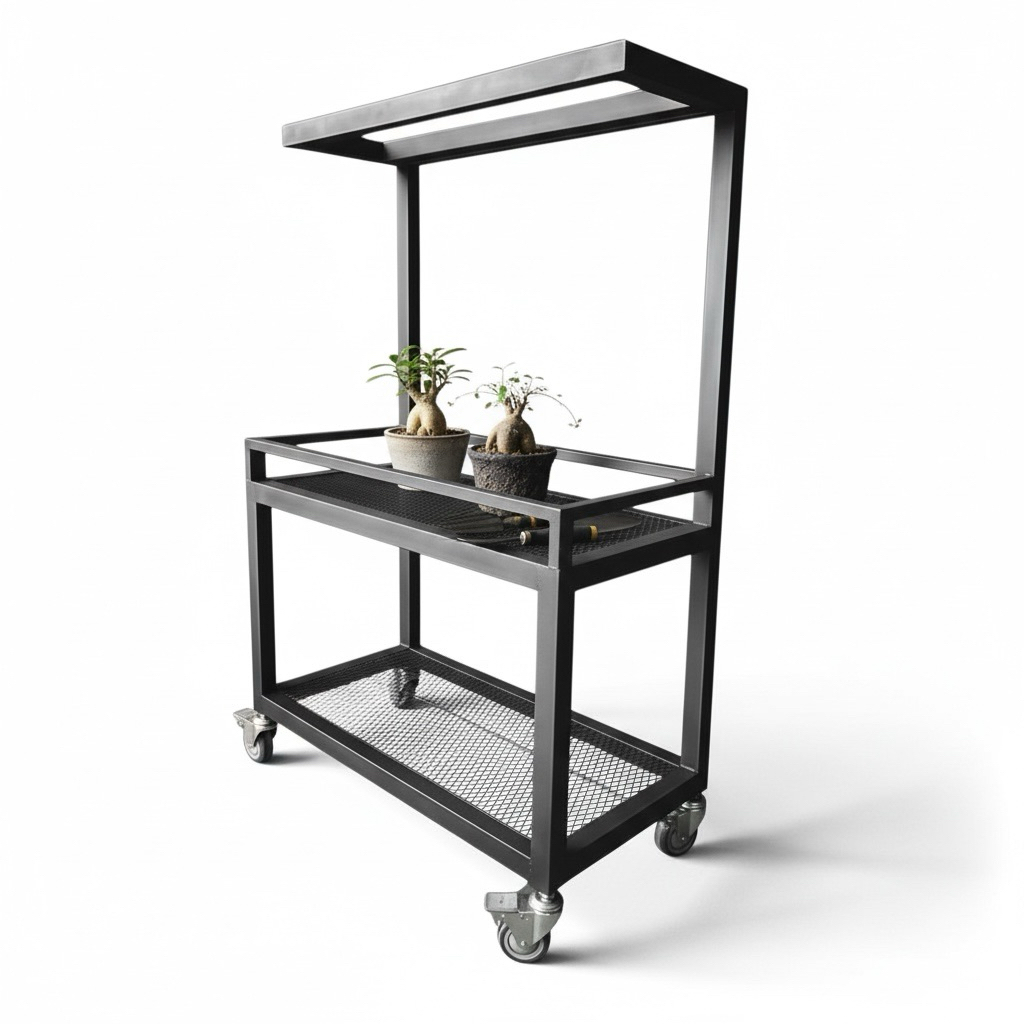 總高：150 公分（含輪）



面寬：70 × 40 公分



材質：鐵製加粗方管



結構：一體成型焊接



網面：菱格網設計



輪子：活動輪 ×4（皆附煞車）



顏色：消光黑

加粗方管 製作，

整體比例紮實，視覺與結構都比一般細管植物架更加穩定耐用。

一體成型焊接設計，出貨即用，無需組裝，適合擺放重量較重或高價值的塊根植物。