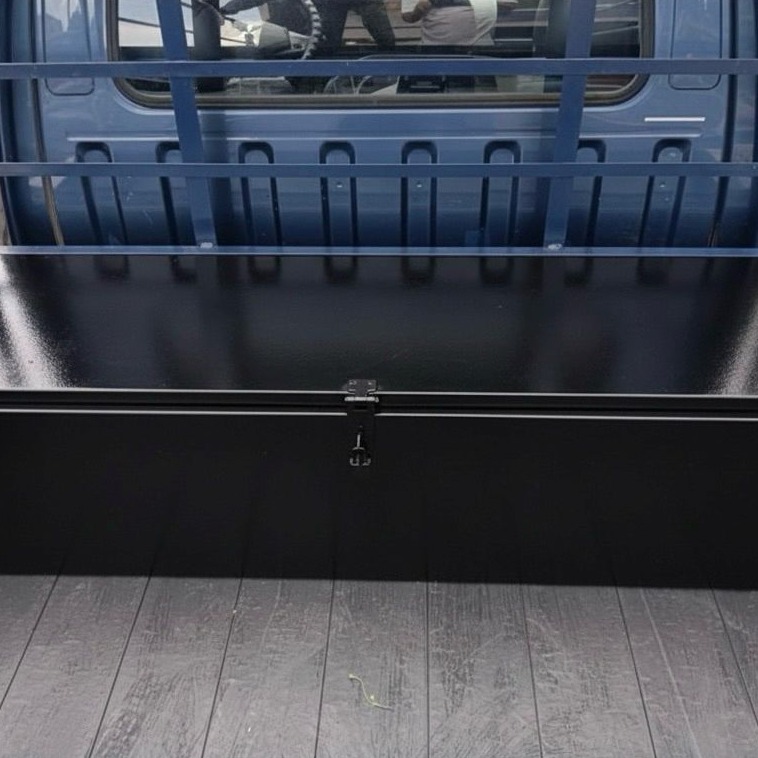 本款貨車專用工具箱採用高強度不鏽鋼打造，外層消光黑烤漆處理，質感沉穩且耐刮耐候，適合長期戶外使用。大容量設計可收納各式工具、零件與設備，維持車斗整潔有序。箱體搭載鑰匙鎖安全結構，有效防止物品遺失與遭竊，兼顧實用性與安全性，是貨車工作族、工程人員與戶外作業者的理想收納配件。

商品規格

尺寸：約160 × 40 × 50 cm（長 × 深 × 高）

材質：不鏽鋼

表面處理：消光黑烤漆

鎖具：附鑰匙鎖

商品特色

大容量收納設計，工具分類更方便

不鏽鋼材質，耐用抗鏽蝕

消光黑烤漆，耐磨不易掉色

鎖頭設計，安全防盜更安心

適用貨車車斗、工程車、工作車