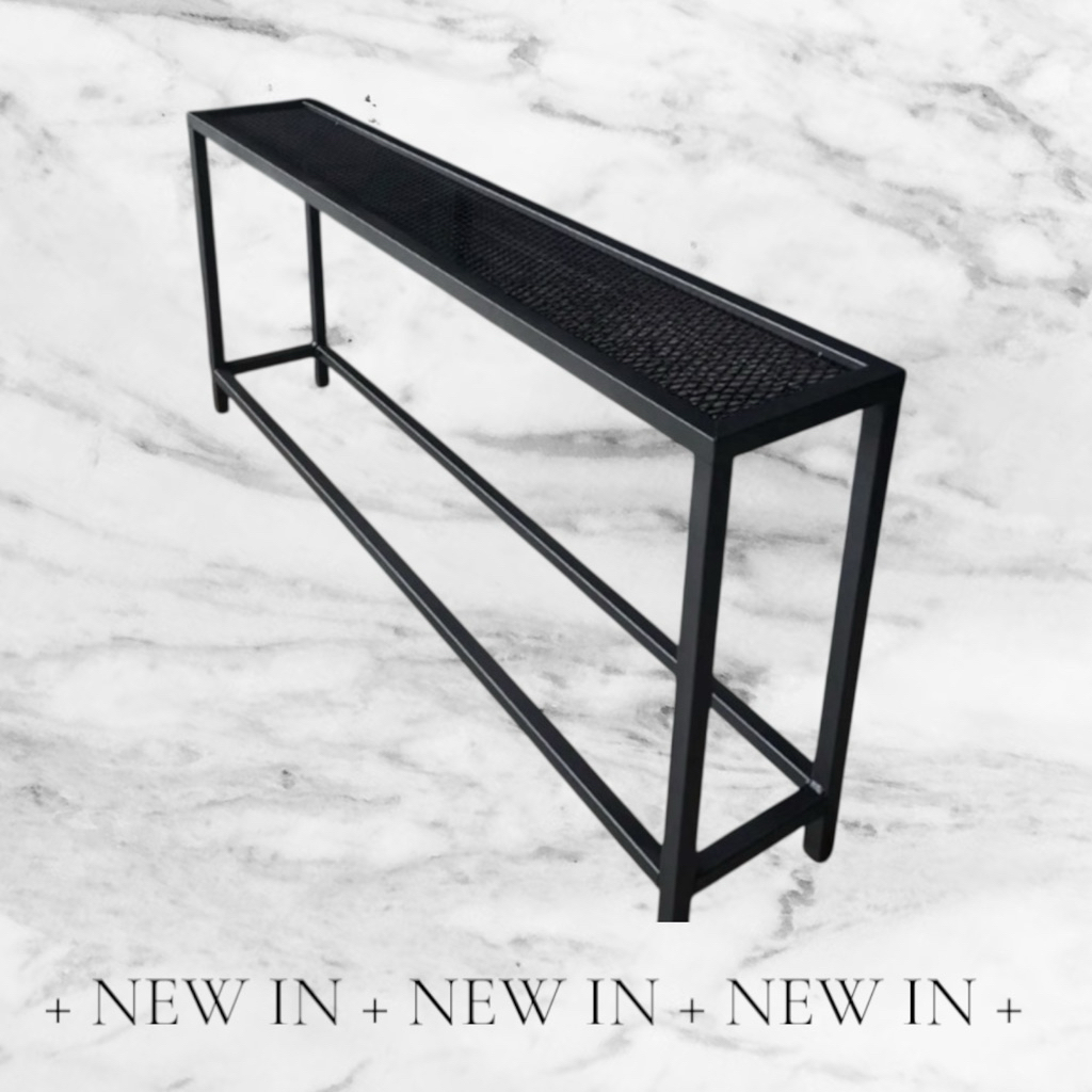 尺寸：面寬120×深25×高80公分，單層設計，適合小空間擺放

材質：高品質鐵材，穩固耐用，承重力強

簡約風格：低調黑色，線條簡潔，百搭各種室內風格

多用途收納：可放置書籍、文具、鞋子、廚房用品或展示擺件